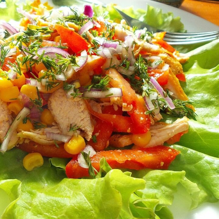 Salad sayur dengan ayam