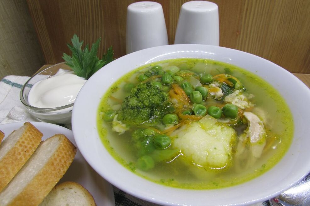 Sup daging dengan kembang kol dan brokoli
