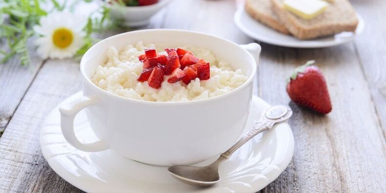 bubur nasi dengan strawberi untuk menurunkan berat badan