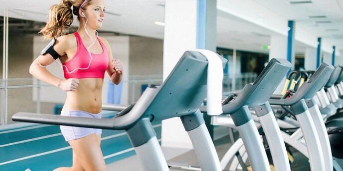 bersenam di treadmill untuk mengurangkan berat badan