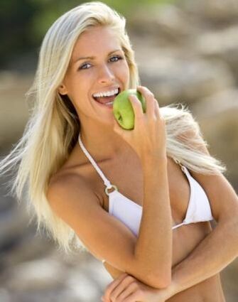 seorang gadis makan sebiji epal untuk menurunkan berat badan sebanyak 10 kg sebulan