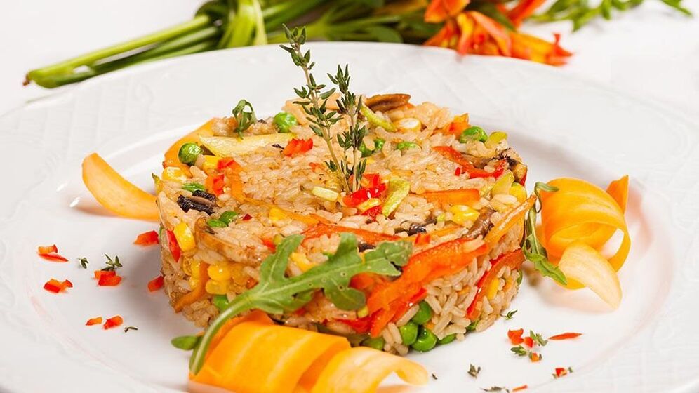 Risotto sayur-sayuran adalah makan tengah hari yang sempurna untuk mereka yang menjalani diet Mediterranean. 