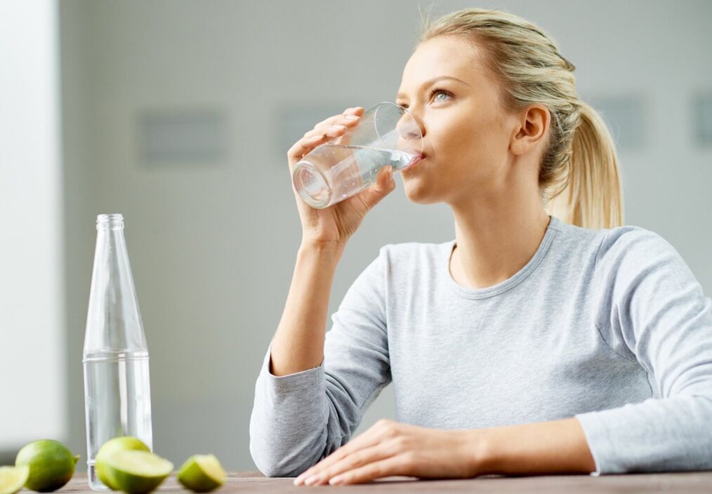 Gadis itu minum air